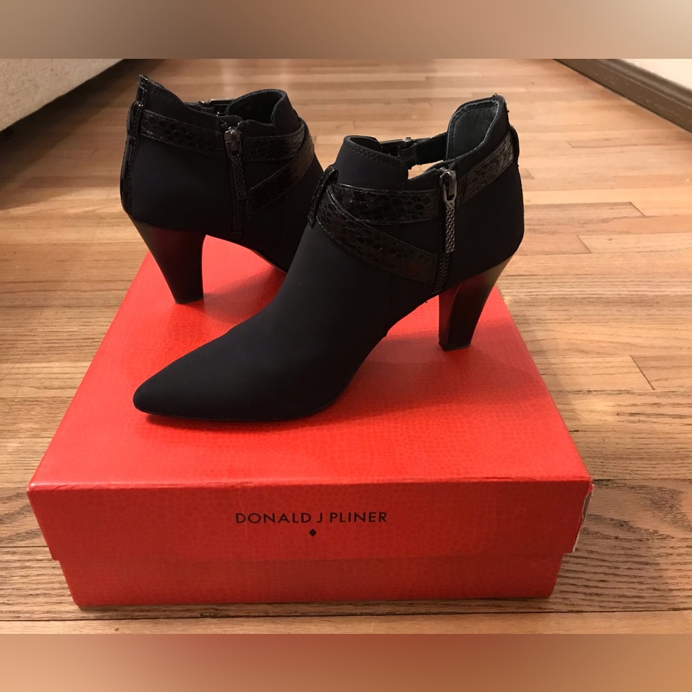 DONALD J. PLINER BOOTIES